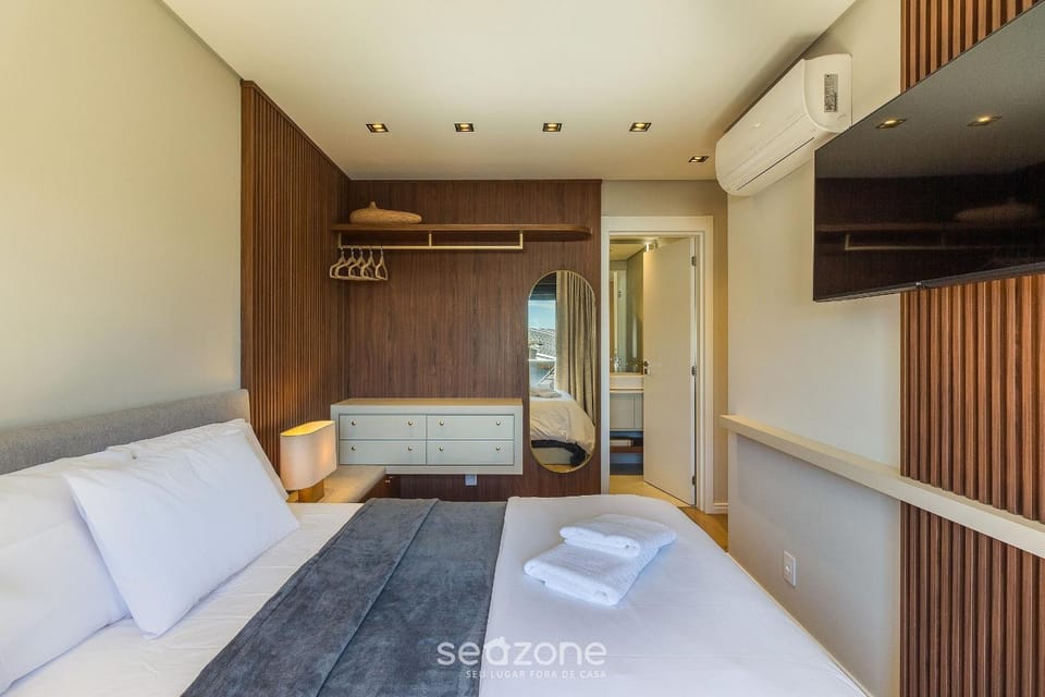 Toilet, Bed, TV and multimedia, Photo of the whole room, Bedroom