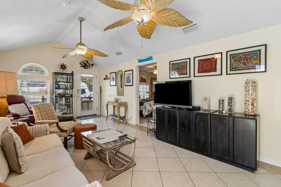 Uniquely decorated front duplex with rooftop deck access, within walking distance to the beach House in Fernandina Beach