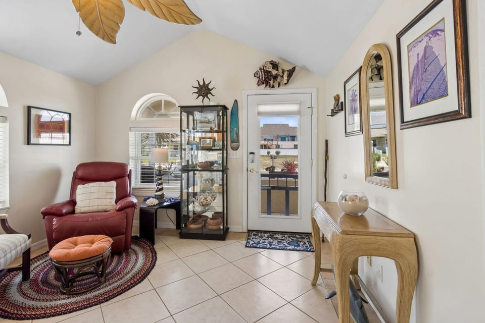 Uniquely decorated front duplex with rooftop deck access, within walking distance to the beach House in Fernandina Beach