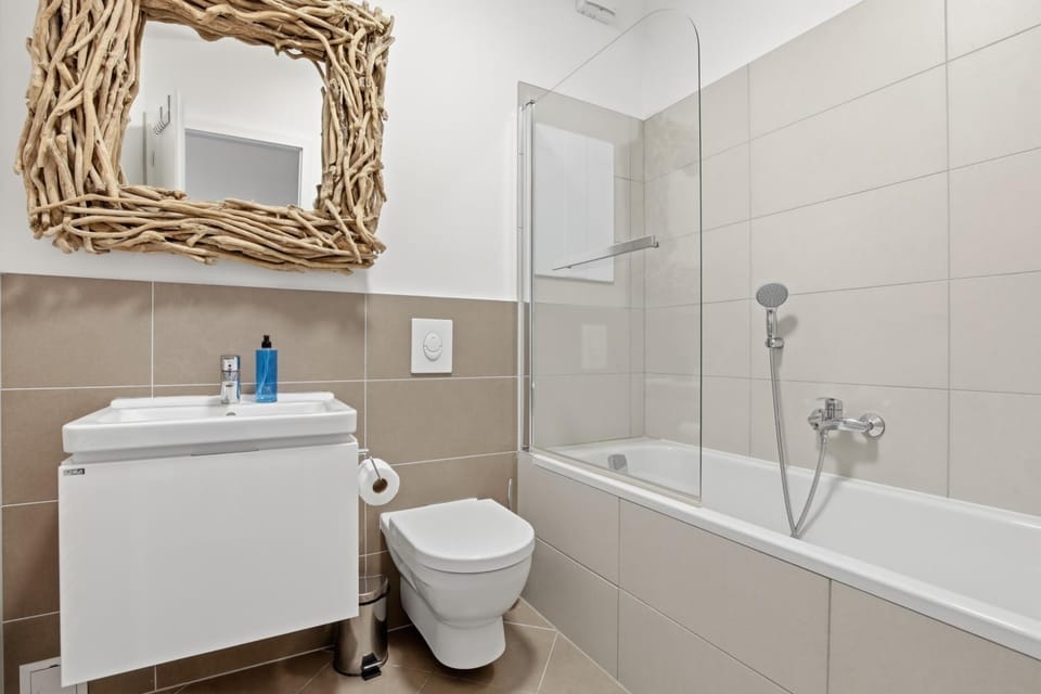 Shower, Toilet, Bathroom, Bath, towels