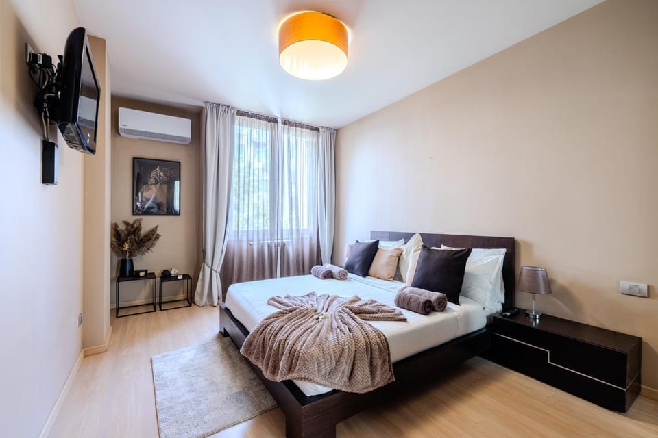 Bed, TV and multimedia, Bedroom, towels