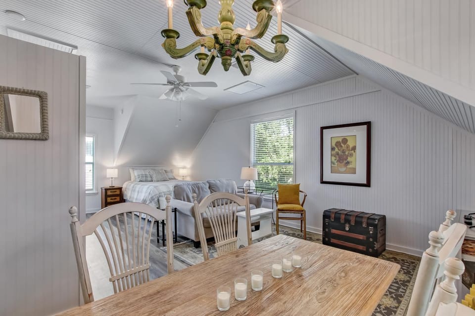 Adorable Dog Friendly Garage Apartment in the Historic District of Old Town! House in Fernandina Beach