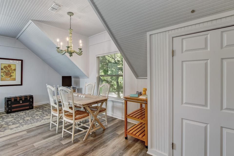 Adorable Dog Friendly Garage Apartment in the Historic District of Old Town! House in Fernandina Beach
