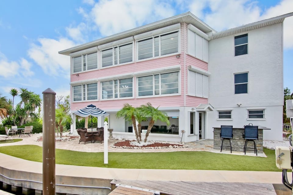 Property building, Patio, Day, Natural landscape, Garden, Seating area, Dining area, Sea view
