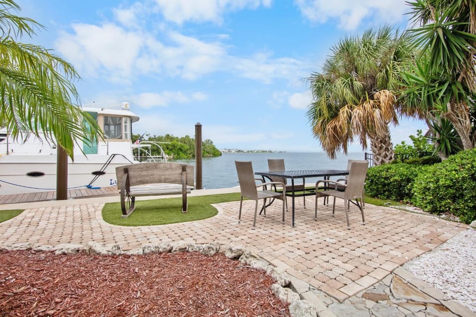 Patio, Day, Natural landscape, Garden, Sea view, furniture