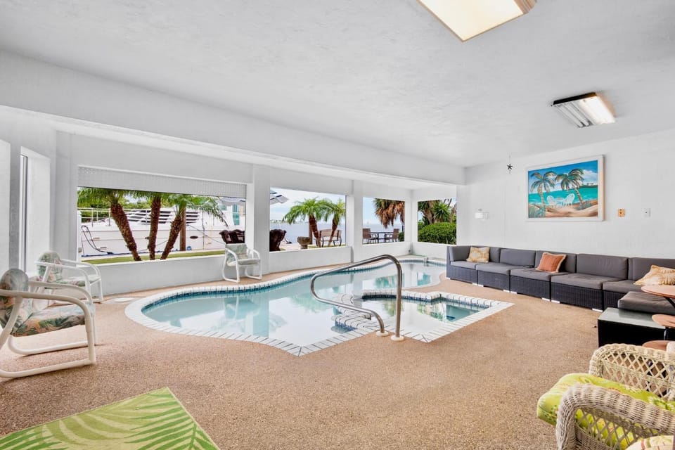 Day, Garden, Hot Tub, Living room, Seating area, Swimming pool, furniture