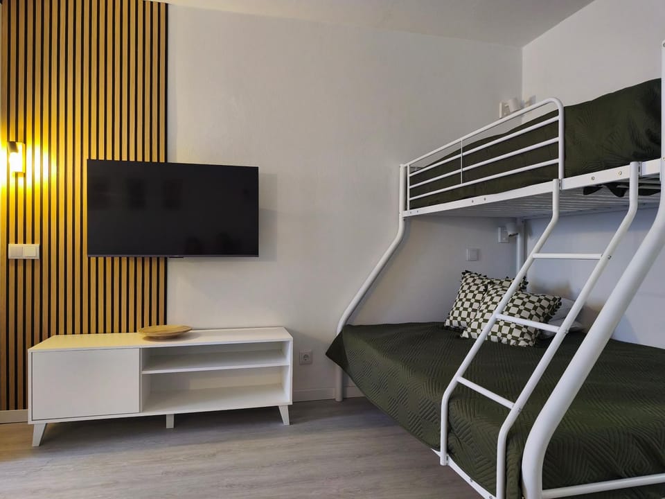 Bed, TV and multimedia, Bedroom, bunk bed