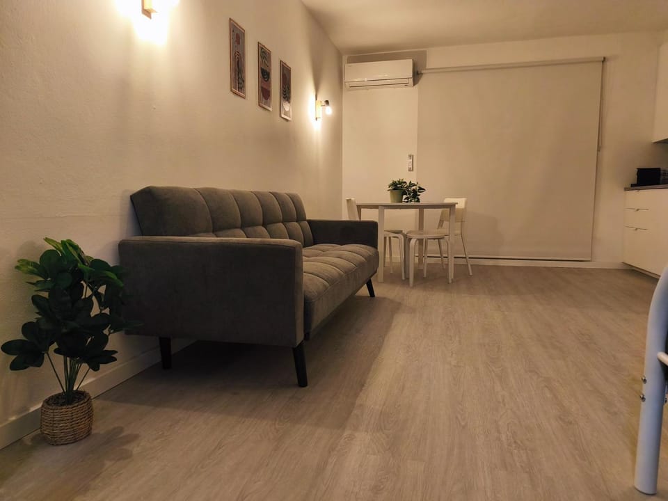 TV and multimedia, Living room, Seating area, Dining area, air conditioner
