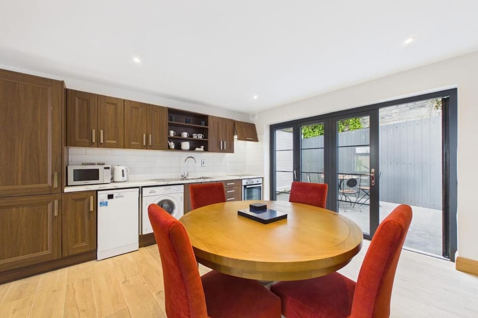 Kitchen or kitchenette, Dining area, dishwasher, oven, toaster