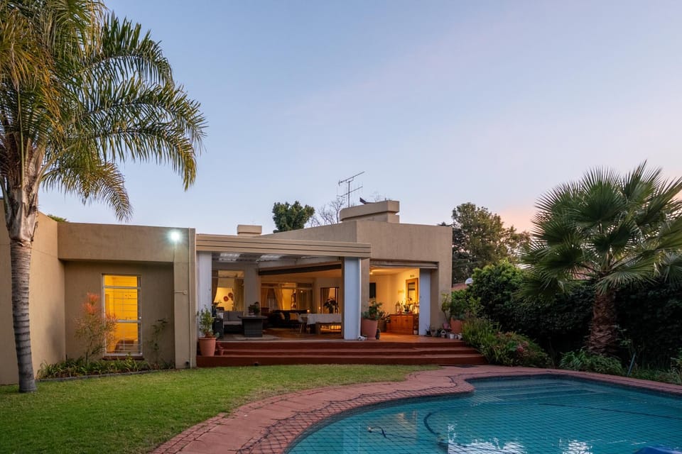 Property building, Patio, Garden, Garden view, Pool view, Swimming pool, Swimming pool, sunbed