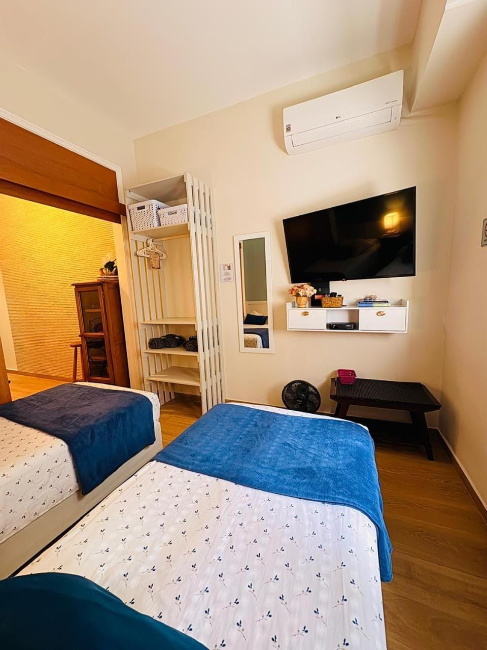 Bed, TV and multimedia, Photo of the whole room, air conditioner