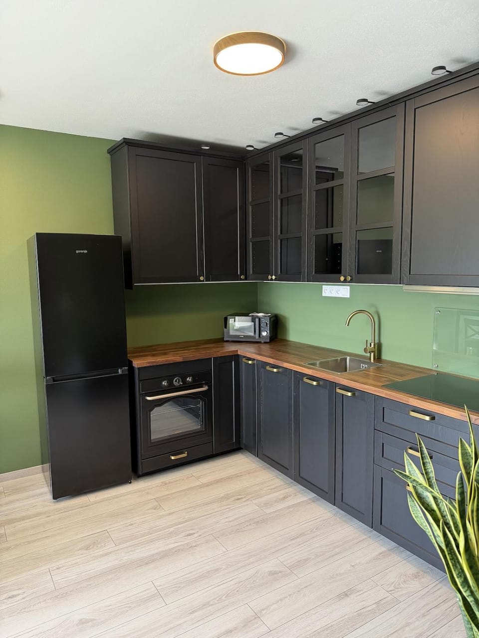 Kitchen or kitchenette, oven