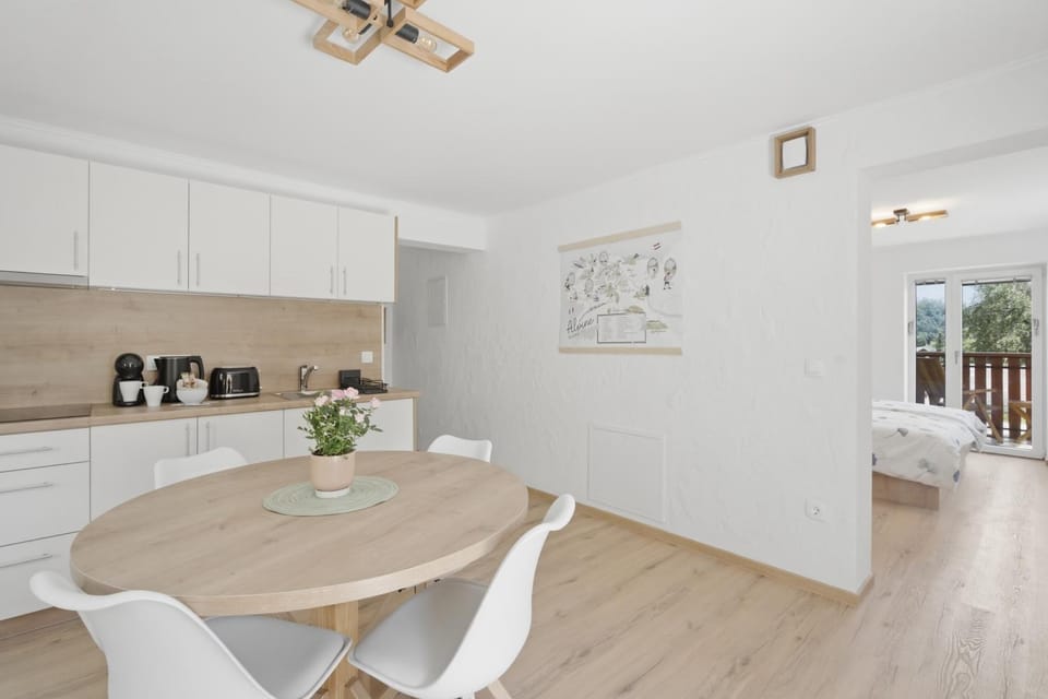 Coffee/tea facilities, Kitchen or kitchenette, Dining area, stove