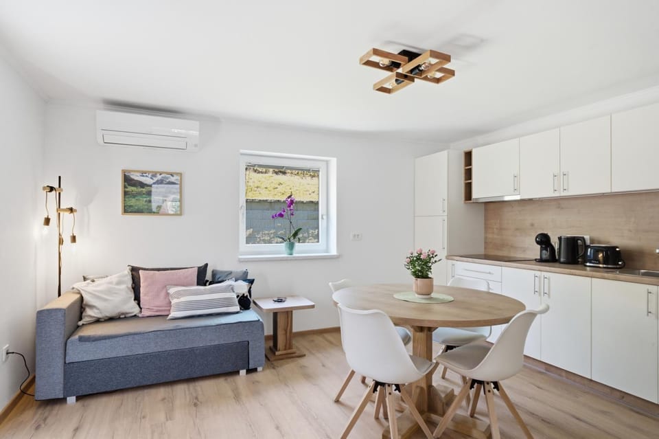 Kitchen or kitchenette, Seating area, Dining area