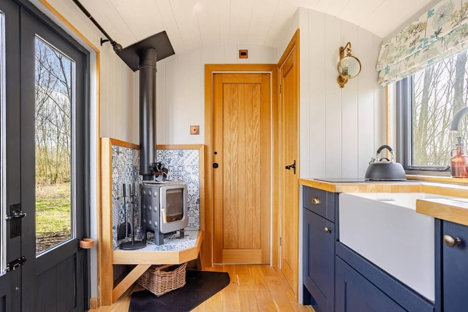 Oakwood Marina - Private Shepherd's Hut Campground/ 
RV Resort in Northwich