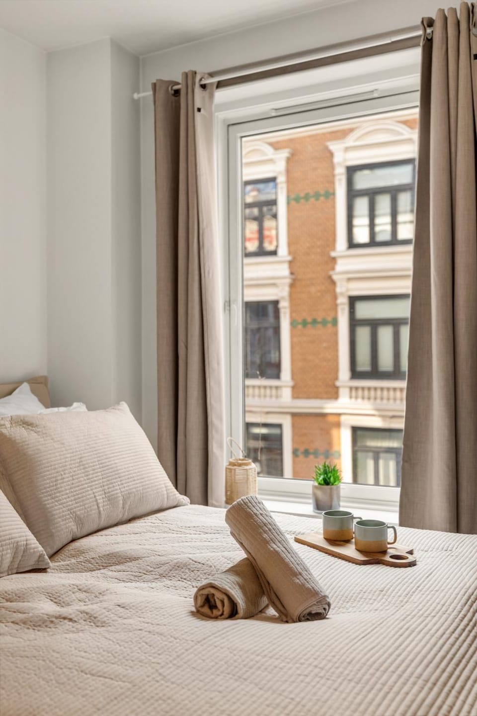 Bed, Bedroom, towels