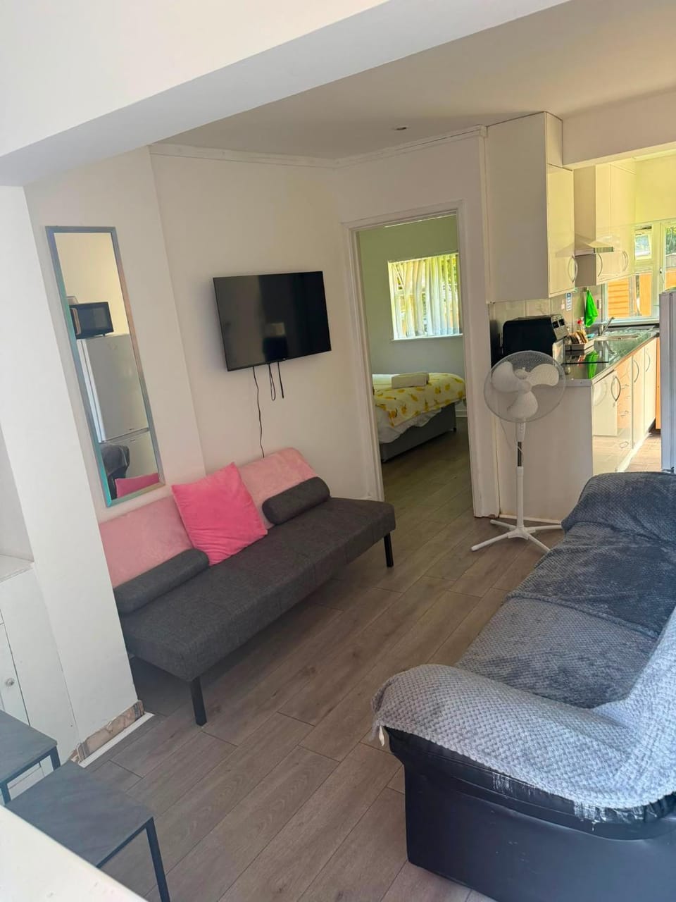 TV and multimedia, Kitchen or kitchenette, Living room, Photo of the whole room, Seating area, Bedroom, oven