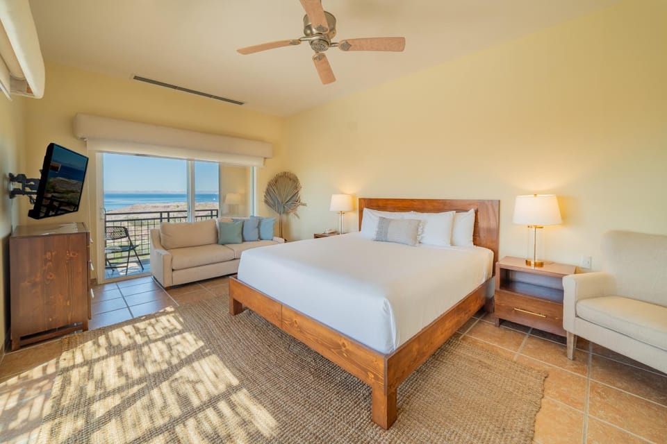 Bed, TV and multimedia, Bedroom