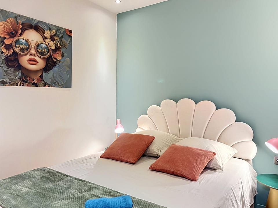 Bed, Photo of the whole room, Decorative detail, Bedroom