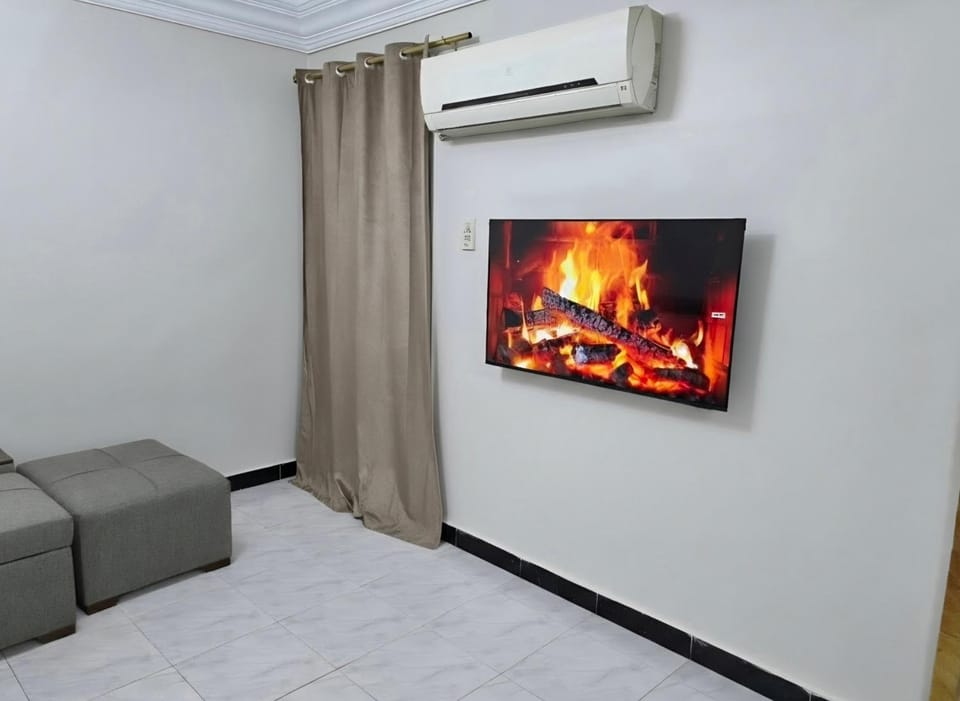 Communal lounge/ TV room, TV and multimedia, Living room, air conditioner