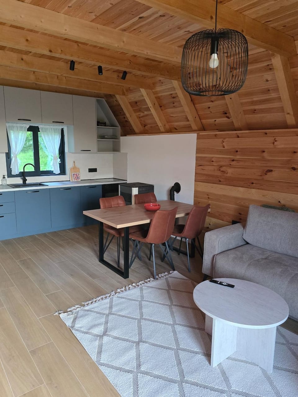 Kitchen or kitchenette, Living room, Seating area, Dining area