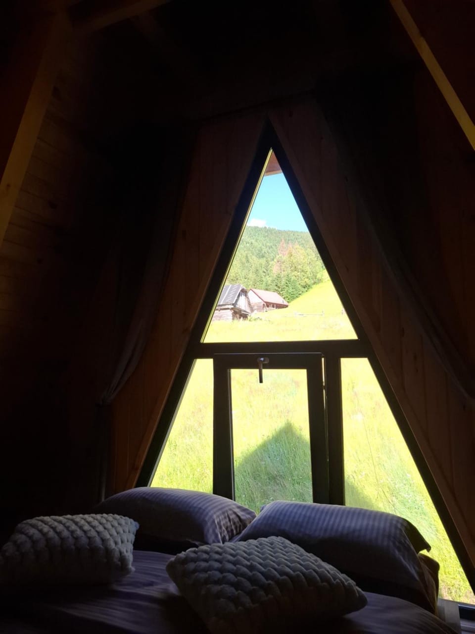 Bed, Bedroom, Mountain view