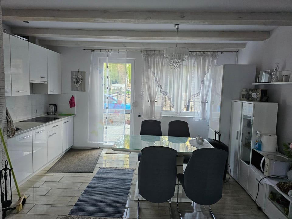 Living room, Dining area, oven