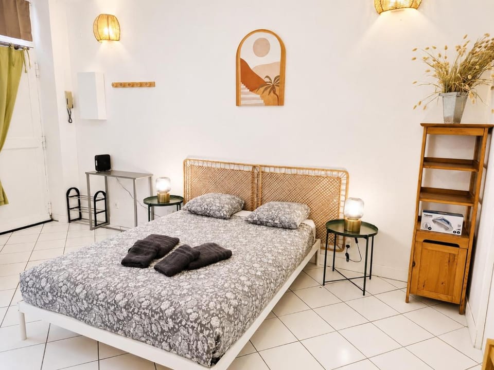 Bed, Photo of the whole room, Bedroom, flat iron, internet, towels