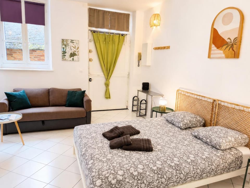 Bed, Living room, Photo of the whole room, Seating area, Bedroom, internet, towels