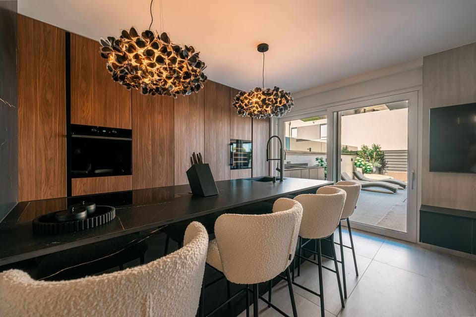Kitchen or kitchenette, Living room, Seating area, Dining area, Evening entertainment