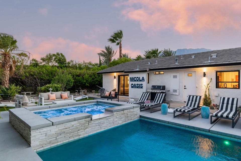 Nicola Oasis Private Pool w Tanning Ledge 4BR House in Palm Springs