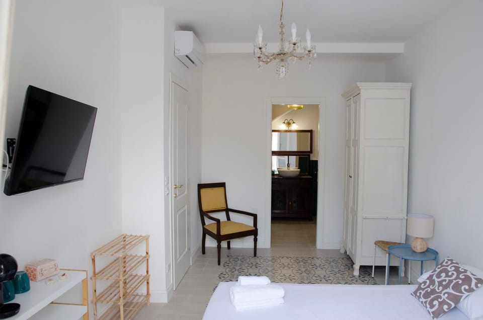Bed, TV and multimedia, Kitchen or kitchenette, Living room, Photo of the whole room, Seating area, Dining area, Bedroom, hair dresser, wardrobe