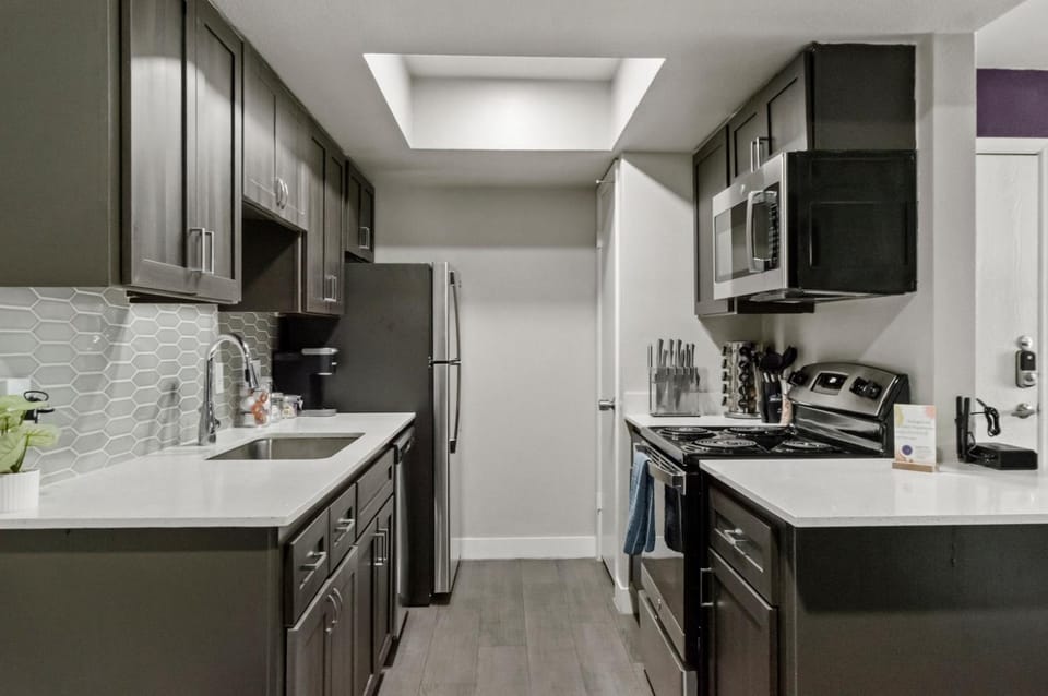 Modern Comfort Near Dining Parking King Bed Apartment in Phoenix