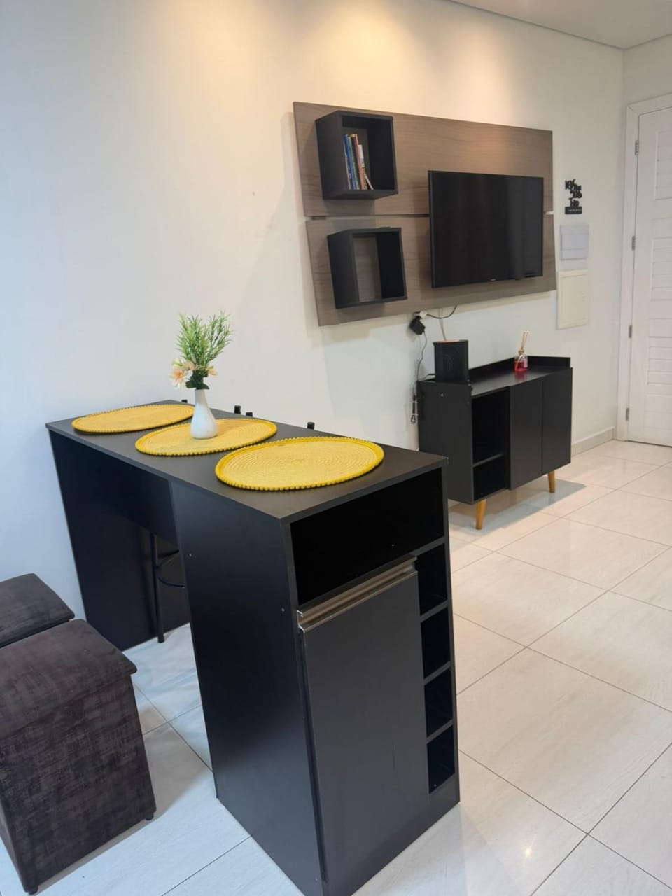 Communal lounge/ TV room, TV and multimedia, Living room, Seating area, Dining area, Evening entertainment