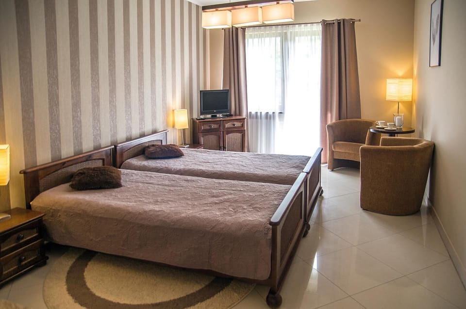 Bed, Seating area