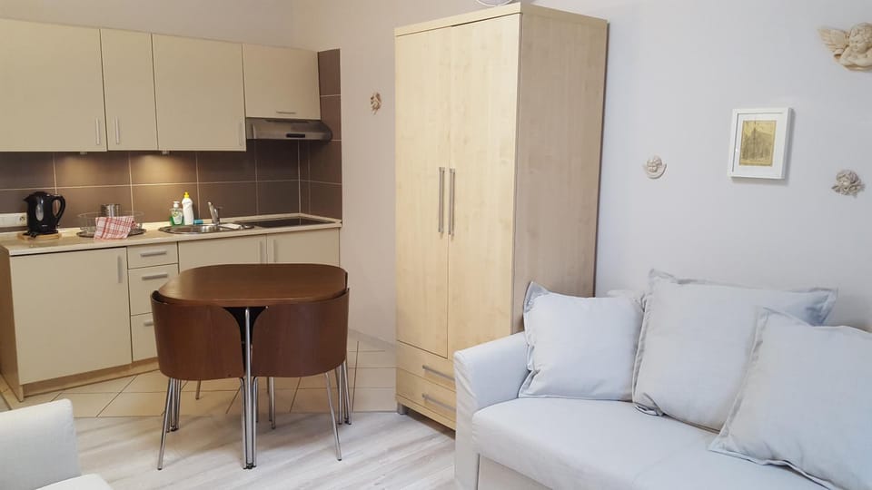Kitchen or kitchenette, Seating area