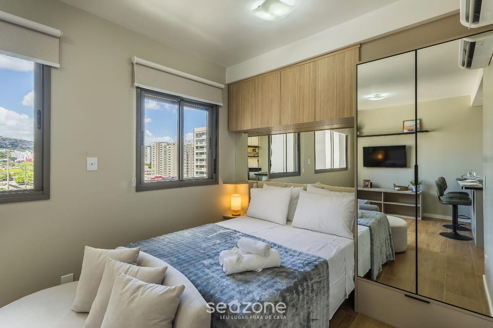 Bed, TV and multimedia, City view