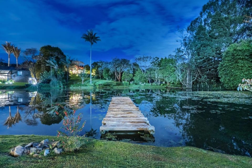 Luxury Lake Mansion: Pool & 15 min to Poblado Villa in Antioquia