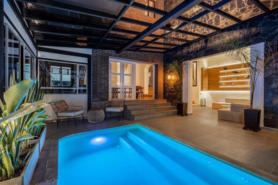Luxury Lake Mansion: Pool & 15 min to Poblado Villa in Antioquia
