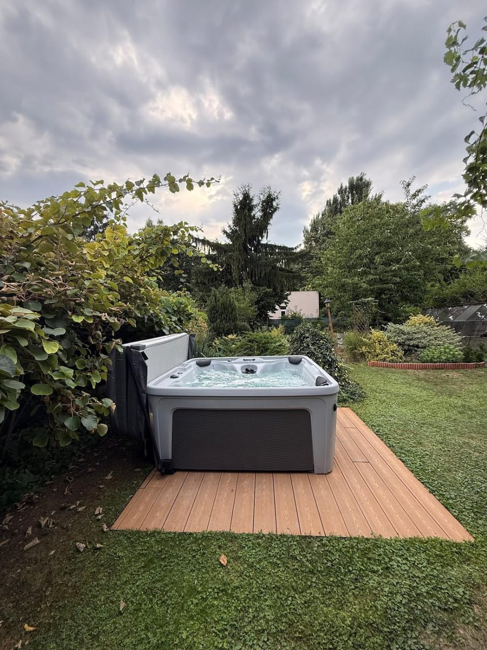 Natural landscape, Garden, Hot Tub, Garden view