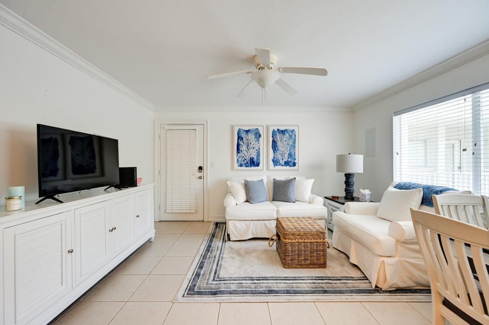 Walk to Beach! Old Naples Condo w/ Pool Access House in Naples
