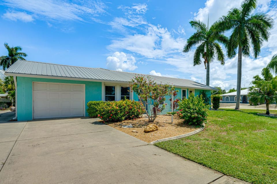 3 Mi to Fort Myers Beach! Family Getaway w/ Pool House in Iona