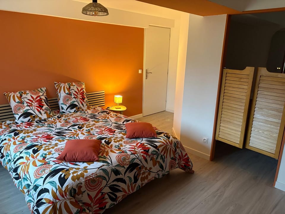 Photo of the whole room, Bedroom