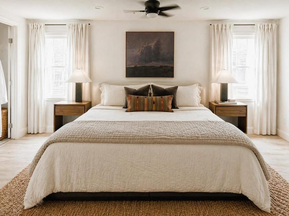 Caviar on Pine in Downtown, Walk to the Square, 4 Bedrooms, 9 Guests House in McKinney