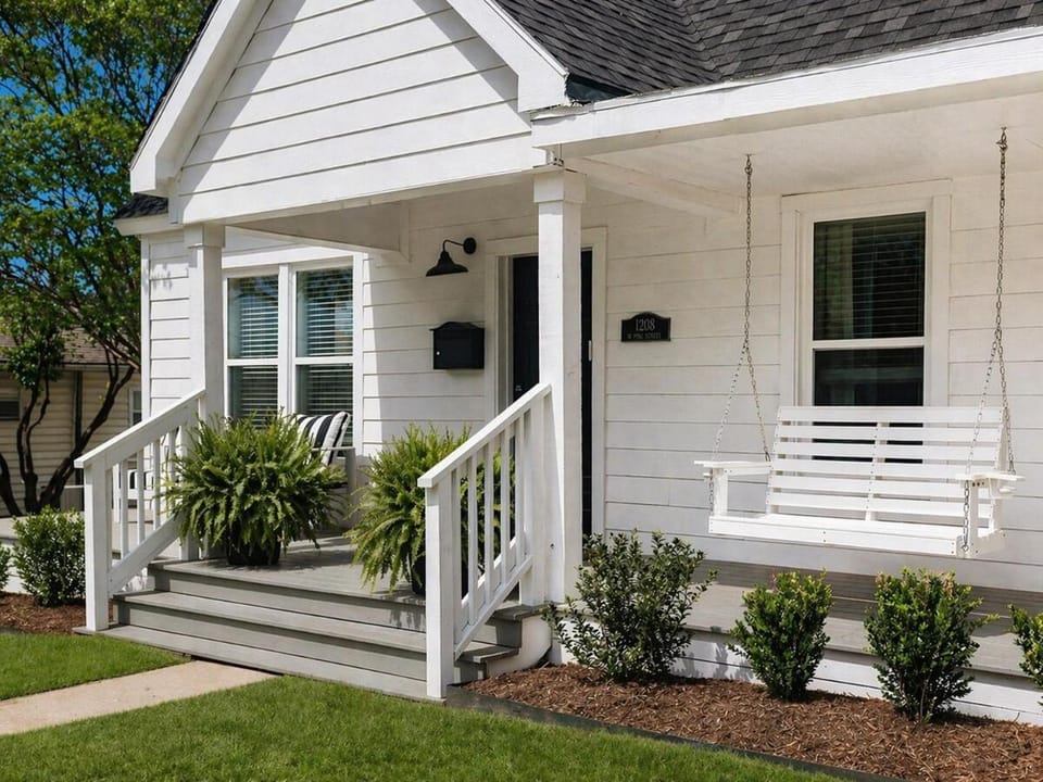 Caviar on Pine in Downtown, Walk to the Square, 4 Bedrooms, 9 Guests House in McKinney