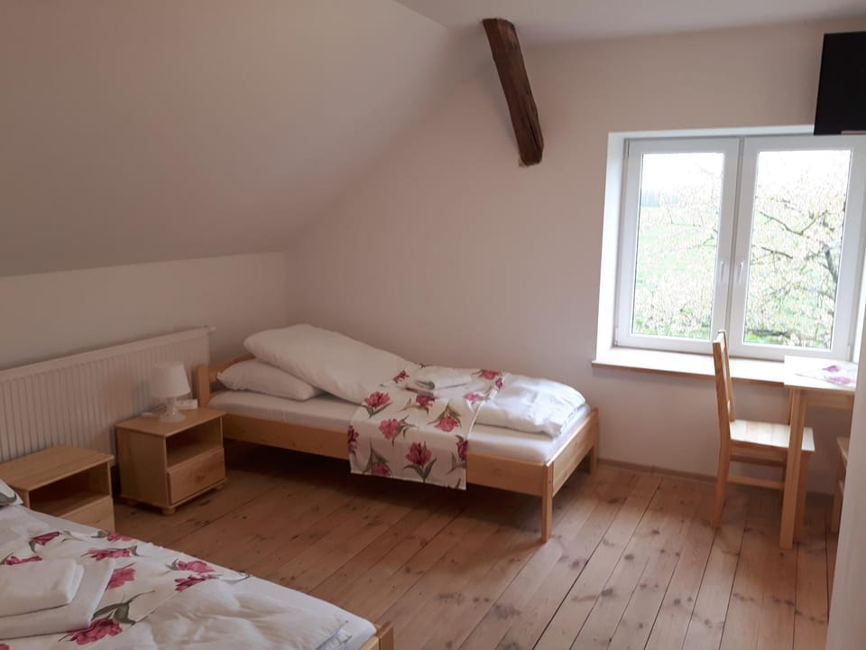 Photo of the whole room, Garden view