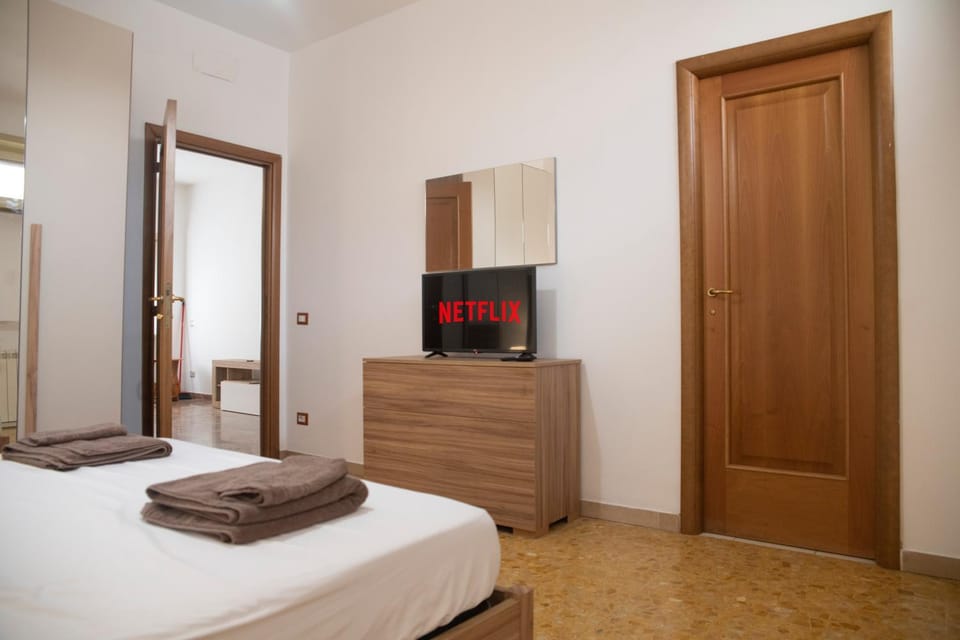 Bed, TV and multimedia, Photo of the whole room, Bedroom, locker, towels