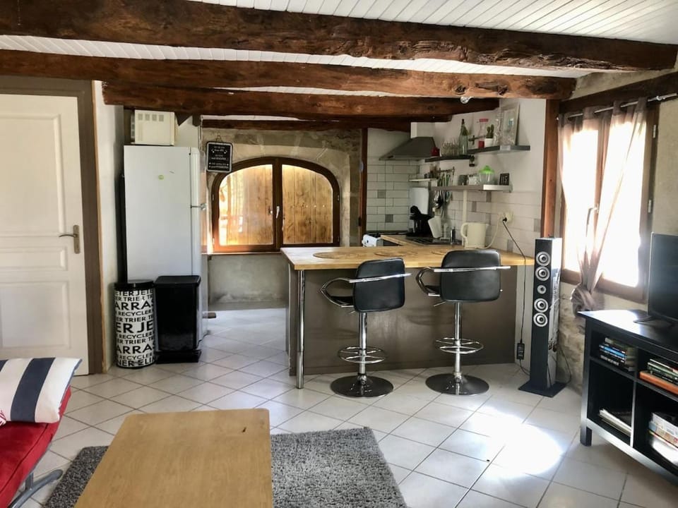 Kitchen or kitchenette, Living room, Seating area, Dining area