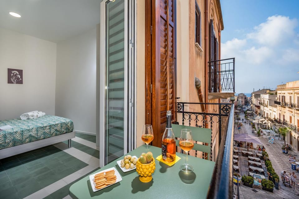 Property building, Day, View (from property/room), Balcony/Terrace, Living room, Food and drinks, Seating area, Dining area, Food, City view, Breakfast, Continental breakfast, Drinks, sunbed