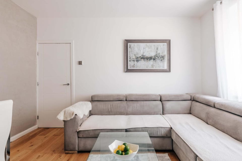 Modern 3-Bedroom Home Near Westfield Central Lond Apartment in London